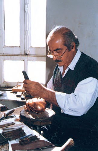 استاد احمد فیناستیان از استادان صنایع دستی