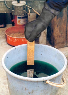 عمل پرداخت با اسید در ساخت صنایع دستی
