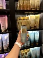 بادی اسپلش آکوا کیس شاین ویکتوریا سکرت – Victoria’s Secret Aqua Kiss shimmer Body Splash - تصویر 2