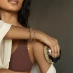 براش خشک طلایی لاکچری | Golden Dry Brush | لایه‌برداری، درخشندگی و فرم‌دهی بدن - تصویر 6