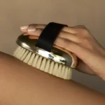 براش خشک طلایی لاکچری | Golden Dry Brush | لایه‌برداری، درخشندگی و فرم‌دهی بدن - تصویر 3